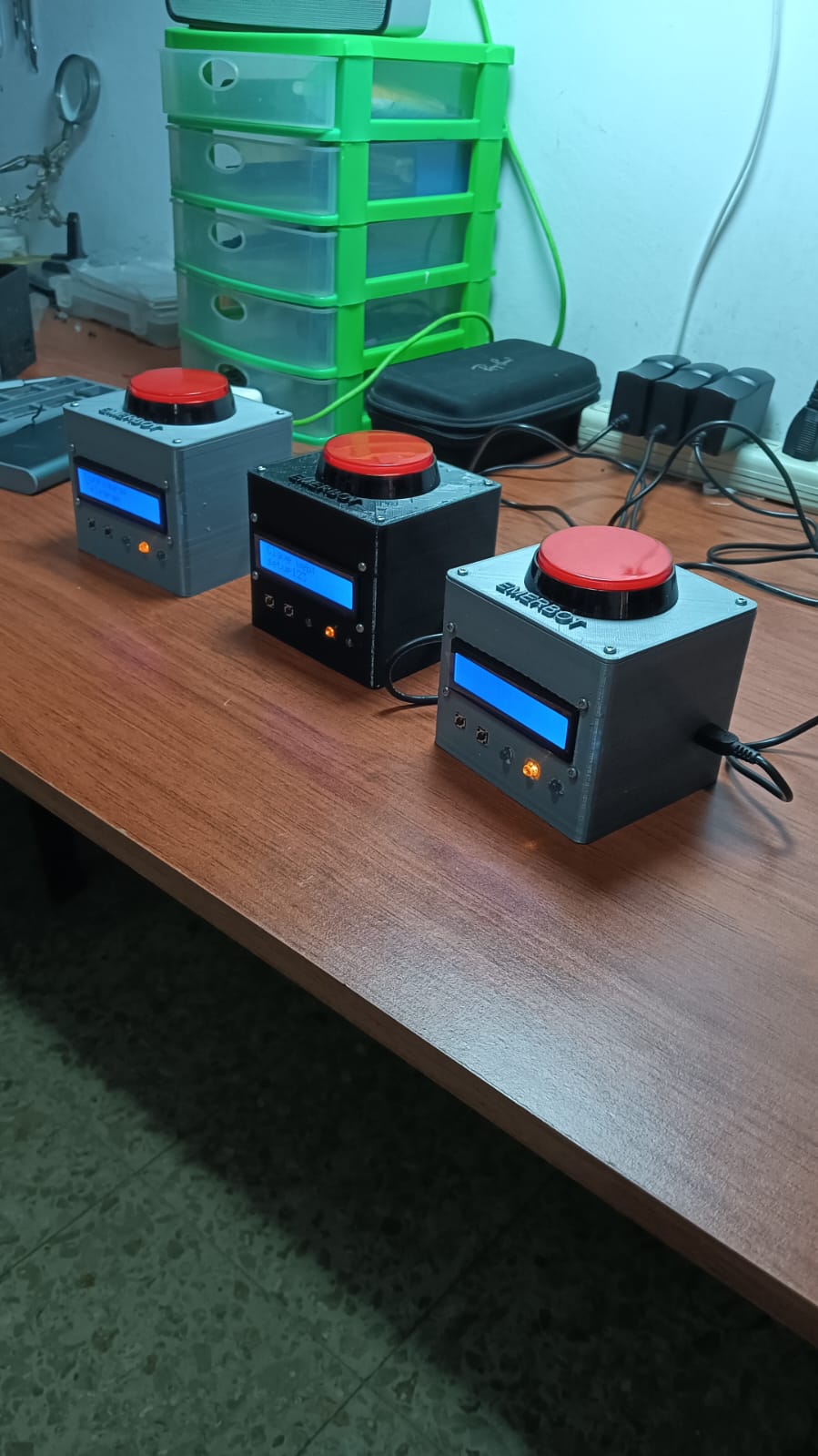 Tres unidades Emerbot sobre mesa